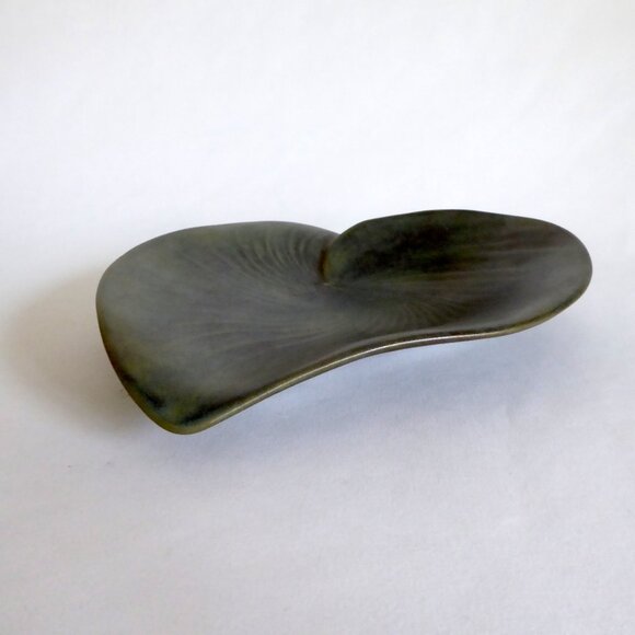 VINTAGE ART NOUVEAU HANDCRAFTED SCULPTED CERAMIC GREEN LEAF PLATE PLATTER - Picture 4 of 12